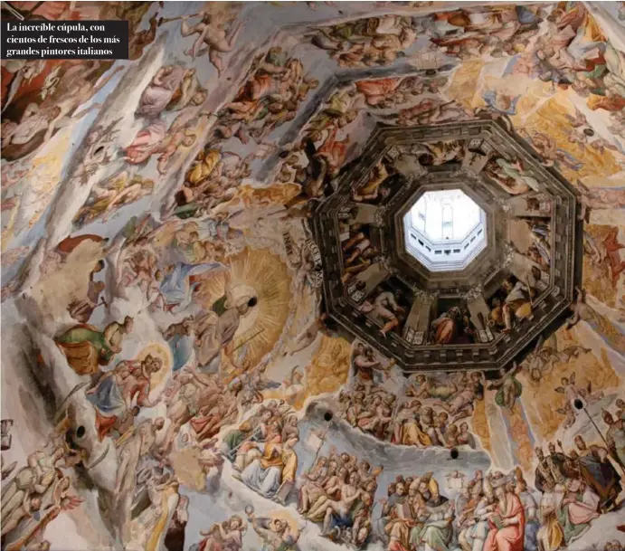  ??  ?? La increíble cúpula, con cientos de frescos de los más grandes pintores italianos