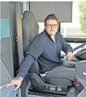 ?? FOTO: JUDITH MICHAELIS ?? Der 31-jährige Sebastian Liesen arbeitet seit fünf Jahren als “Fachkraft im Fahrbetrie­b“.