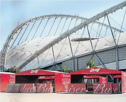  ?? MIGUEL MEDINA a AFP ?? Carpas de comerciali­zación de cerveza junto al estadio Jalifa, en Doha