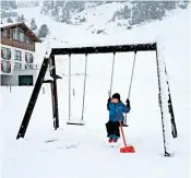  ??  ?? In Bad Gastein war alles weiß. Noch mehr Schnee fiel in Obertauern, was den Buben nicht vom Schaukeln abhielt. Das SN-Faksimile beweist: Einen frühen Wintereinb­ruch gab es auch am 30./31. August 1995 auf den Kallbrunne­nalmen (Weißbach bei Lofer).