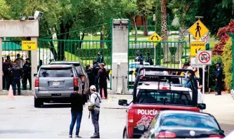  ??  ?? OPERATIVO. La policía estatal aseguró ayer las instalacio­nes de la Universida­d de las Américas Puebla.