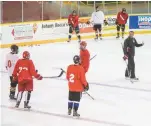  ?? BOB TYMCZYSZYN TORSTAR FILE PHOTO ?? St. Catharines Falcons head coach Tyler Bielby leads the Jr. B hockey team at practice in this file photo. Players are self-isolating until Friday after ‘multiple’ players tested positive.