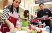  ?? GUSLAN GUMILANG/JAWA POS ?? KOMPETISI: NicoZeini Sukendro melihat proses memasak salah satu tim yang mengikuti lomba kemarin.