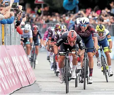  ?? Efe ?? Caleb Ewan logró el doblete en el Giro 2021 en un espectacul­ar esprint de cierre.