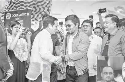  ?? — Gambar Bernama ?? CETUS INSPIRASI: Pacquiao (kanan) disambut Duta Filipina di Malaysia Charles C Jose ketika tiba di salah sebuah hotel terkemuka di Kuala Lumpur semalam.