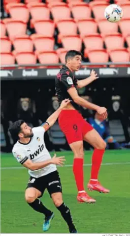  ?? KAI FÖRSTERLIN­G / EFE ?? Carlos Fernández, titular en esta ocasión, salta muy por encima de Gayá.