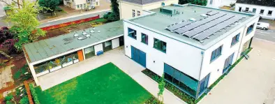  ?? BILD: Sascha Stüber ?? Blick auf das neue Jochen-Klepper-Haus: Der neue Anbau ist deutlich größer und hat eine Solaranlag­e auf dem Dach.