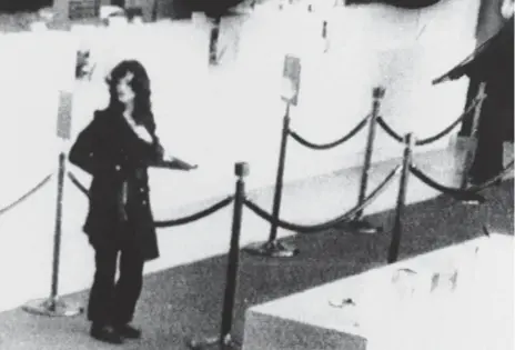  ?? THE ASSOCIATED PRESS FILE PHOTO ?? Patty Hearst is seen, above, during the holdup of the Hibernia Bank in San Francisco in April 1974, and below, in a famous SLA propaganda image.