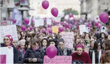  ?? Ansa ?? “Non una di meno”
La manifestaz­ione a Roma nella giornata contro le violenze sulle donne. A destra e sotto quelle in Cile e Svizzera