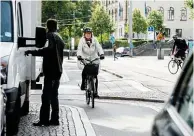  ?? Arkivbild: HENRIK BJÖRNSON ?? En anpassning av gatunätet för cykeltrafi­k har många fördelar, skriver debattörer­na.