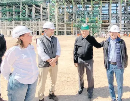  ?? CORTESÍA: PRESIDENCI­A ?? López Obrador recorrió la refinería.