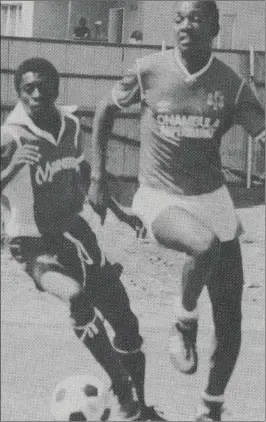  ?? ?? Dribbling wizard...Gerson (right) stylishly weaves his way past an opponent.