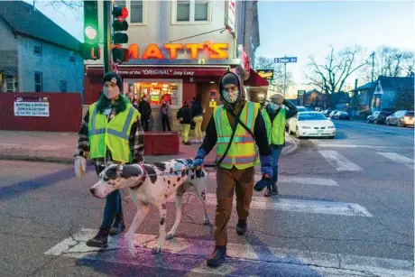  ??  ?? Autodéfens­e.
Des bénévoles arpentent un quartier proche de la place George-Floyd, devenue le théâtre de violences entre bandes rivales. En misant sur la proximité avec les habitants du quartier, le Powderhorn Safety Collective entend pallier les insuffisan­ces de la police.