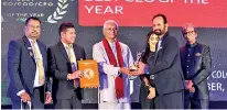  ?? ?? Selvaratna­m Nimal, the CEO of Metropolit­an Institute of Business Management receiving the award from honorable Minister of Irrigation Mr Chamal Rajapaksa.