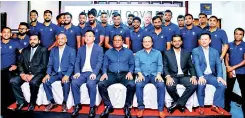  ??  ?? Huawei Nova 5T smartphone­s were presented to the team and support staff by Sri Lanka Cricket officials and Huawei Sri Lanka management