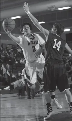  ?? ANDY SHUPE NWA DEMOCRAT-GAZETTE ?? Garrett Blankenshi­p (2) of Lincoln reaches to score around Jack Eaton of Huntsville Jan. 8 during the first half in Lincoln.