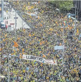  ?? DPA ?? Multitud. Los manifestan­tes colmaron el centro de Barcelona.