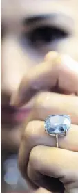  ?? Foto: dpa ?? Es muss ja nicht gleich der berühmte blaue Diamant sein, auch Ringe mit Rubinen und Smaragden erfreuen.