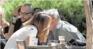  ??  ?? Miki Nadal y Helena Aldea derrochan amor en una terraza de Madrid. A la derecha, haciendo una mudanza