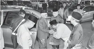  ??  ?? TETAMU UTAMA: Ketibaan Tun Taib disambut tetamu kehormat lain pada Forum Perdana Hal Ehwal Islam anjuran JTS Sarawak, malam kelmarin. Turut kelihatan Awang Tengah (tiga kanan).