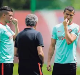  ?? AFP ?? Pepe y su amigo CR7 se preparan junto al técnico Fernando Santos.