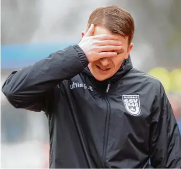  ?? Foto: Eibner Pressefoto ?? In den letzten 20 Minuten der Partie in Trier wollte Spatzen Trainer Stephan Baierl schon gar nicht mehr hinsehen. Die Abwehr seines Teams spielte haarsträub­end schlecht und am Ende verloren die Ulmer klar mit 0:5.