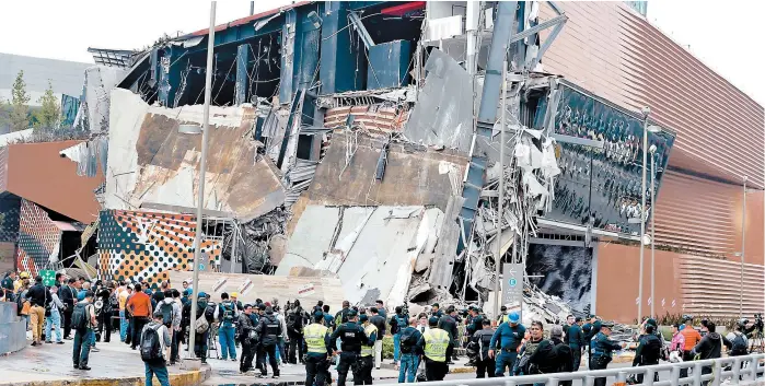  ?? JAVIER GARCÍA ?? El centro comercial fue inaugurado apenas en marzo pasado; cuatro meses después una de sus fachadas se derrumbó.