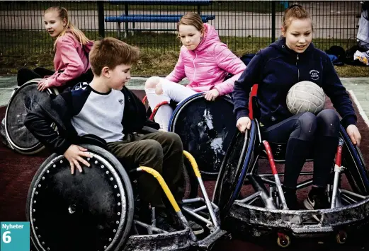  ?? FOTO: CATA PORTIN ?? Emilie Aalto, Lukas Lindberg, Nea Eerola och Nea Stolt spelar rullstolsr­ugby. Det är tungt också helt utan tacklingar.