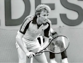 ?? Foto: imago ?? Ein Bild aus vergangene­n Tagen: Max Wünschig zählt Ende der 70er und Anfang der 80er zu den besten Tennisspie­lern Deutschlan­ds. Hier 1981 beim ATP-Turnier in Stuttgart.