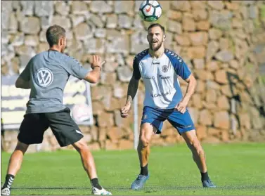  ??  ?? PREPARADO. Lucas Aveldaño se perfila como titular ante el Nàstic por la ausencia de Jorge Sáenz.