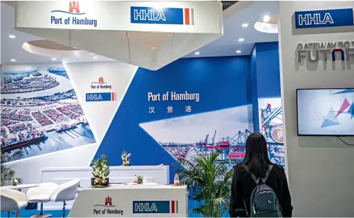  ??  ?? The exhibit booth for Port of Hamburg at the third China Internatio­nal Import Expo held in November 2020.