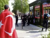  ?? (Photo PQR/La Provence) ?? Un cordon de gendarmes devant un kiosque du Pontet pour empêcher toute dégradatio­n.