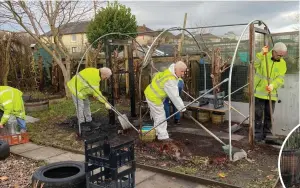  ?? ?? Members of Springburn Park Men’s Shed cleaning the nursery garden