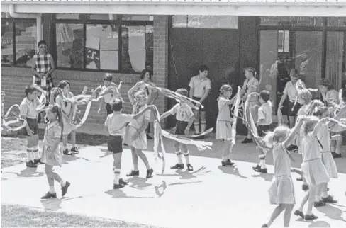  ??  ?? First day of school January 28, 1987 with eight classrooms and 179 students from Years 1 to 6.