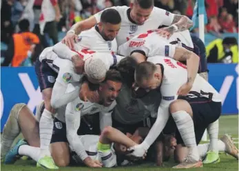  ??  ?? Harry Kane (abajo) es felicitado por sus compañeros de Inglaterra tras anotar en la prórroga de la semifinal de la Eurocopa ante Dinamarca.