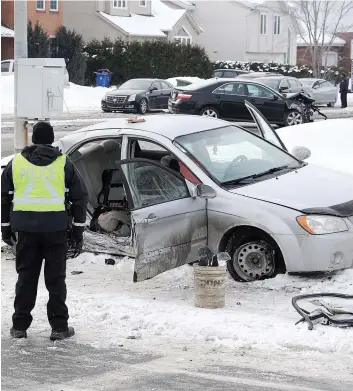  ??  ?? Le 13 février 2014, la voiture grise dans laquelle prenait place le petit Nicholas Thorne-Belance a été percutée par le véhicule noir banalisé d’un policier en filature.