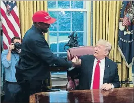  ?? SEBASTIAN SMITH / AFP ?? Kanye West con Donald Trump, en su visita a la Casa Blanca en el 2018