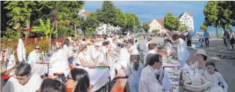  ?? FOTO: STADTMARKE­TING ?? Normalerwe­ise picknicken die Teilnehmer auf der Wiese des Uferparks. Da es vergangene­s Jahr aber stark geregnet hatte, nahmen sie auf der Promenade Platz.