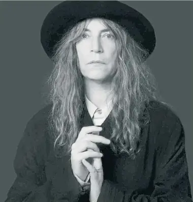  ?? ?? Patti Smith fotografia­da por Edward Mapplethor­pe, hermano de Robert Mapplethor­pe