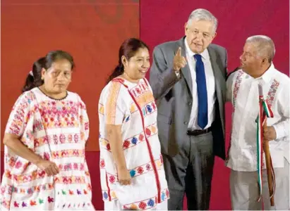  ??  ?? RECURSOS. El presidente López Obrador, ayer con las autoridade­s municipale­s de Metlatónoc y Cochoapa El Grande, Guerrero.