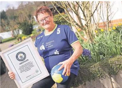  ?? FOTO: CHRISTIAN BEIER ?? Josefine „Susi“Meerkamp präsentier­t stolz das Zertifikat, das sie als älteste Handballer­in der Welt ausweist.