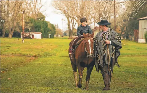  ?? FOTOS: CEDOC PERFIL ?? PAGO GAUCHO . La cultura gauchesca se manifiesta en todas las actividade­s y celebracio­nes así como su patrimonio cultural.