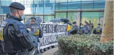  ?? FOTO: SELI ?? Nach der Demonstrat­ion von Corona-Gegnern werden kritische Stimmen laut, die Polizei wäre überhart vorgegange­n. Die Beamten streiten das ab.