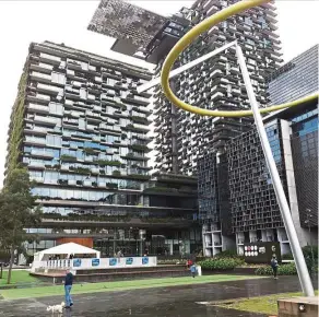  ?? — Photos: FOO YEE PING/The Star ?? Part of Central Park, Sydney’s new downtown destinatio­n. The apartment complex has hanging vertical gardens. Also seen here is Halo, a wind powered kinetic sculpture.
