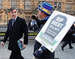  ??  ?? Virulent Jacob Rees-Mogg, l’un des parlementa­ires les plus opposés à l’UE, croise un anti-Brexit, le 3 avril.