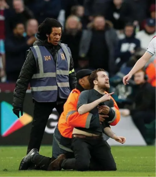  ?? FOTO PHOTO NEWS ?? Een fan confrontee­rd West Hamspeler Ogbonna terwijl een steward hem tegenhoudt.