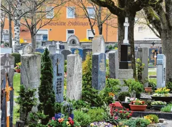  ?? Foto: Bernd Hohlen ?? Der Nordfriedh­of in Oberhausen: Städtische Arbeiter sollen hier während der Dienstzeit schwarzgea­rbeitet haben. Sie sind in der Augsburger CSU aktiv, deshalb beschäftig­t der Fall auch die Partei.