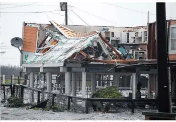  ??  ?? Zerstörte Häuser, Springflut­en, Verzweiflu­ng: „Harvey“, der schlimmste Hurrikan in den USA seit 2005, richtete schwere Schäden an. Besonders betroffen war die Stadt Rockport