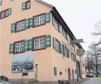  ?? FOTO: FELKER ?? Einige der Fensterläd­en, die nun wieder am Auberlehau­s hängen, sind ziemlich genau 300 Jahre alt.