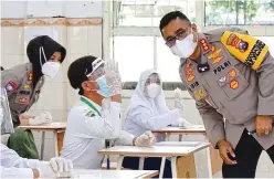  ?? POLRESTABE­S FOR JAWA POS ?? PAK KAPOLRES MENGAJAR: Kapolresta­bes Kombespol Johnny Eddizon Isir berbincang dengan salah seorang siswa di SMPN 1 kemarin.